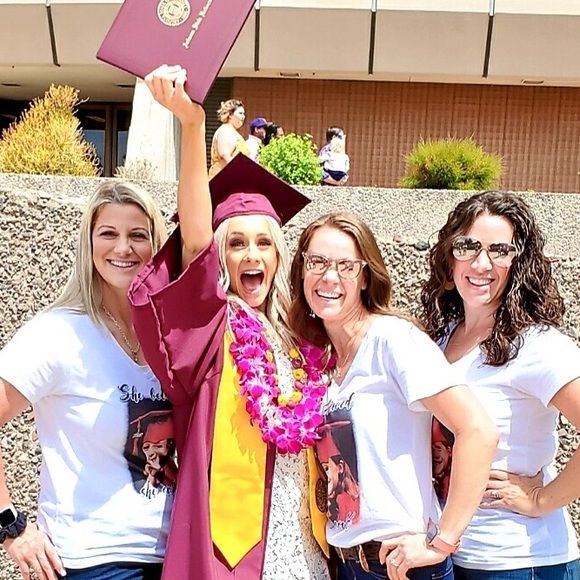 MEET YOUR POSHER👑🌸 - Picture 8 of 8